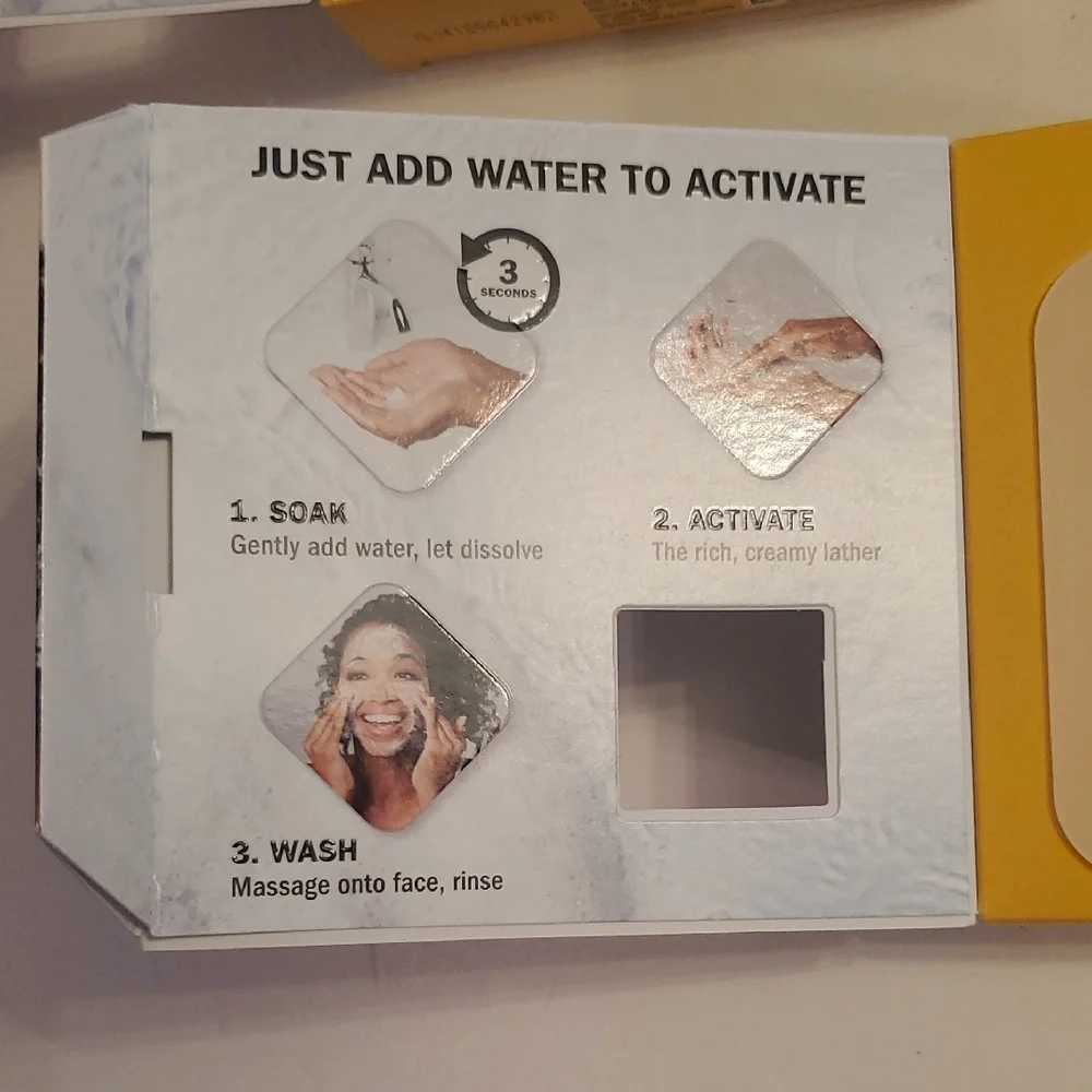 OLAY Cleansing Melts Daily Facial Cleanser with Vitamin C - White and Yellow